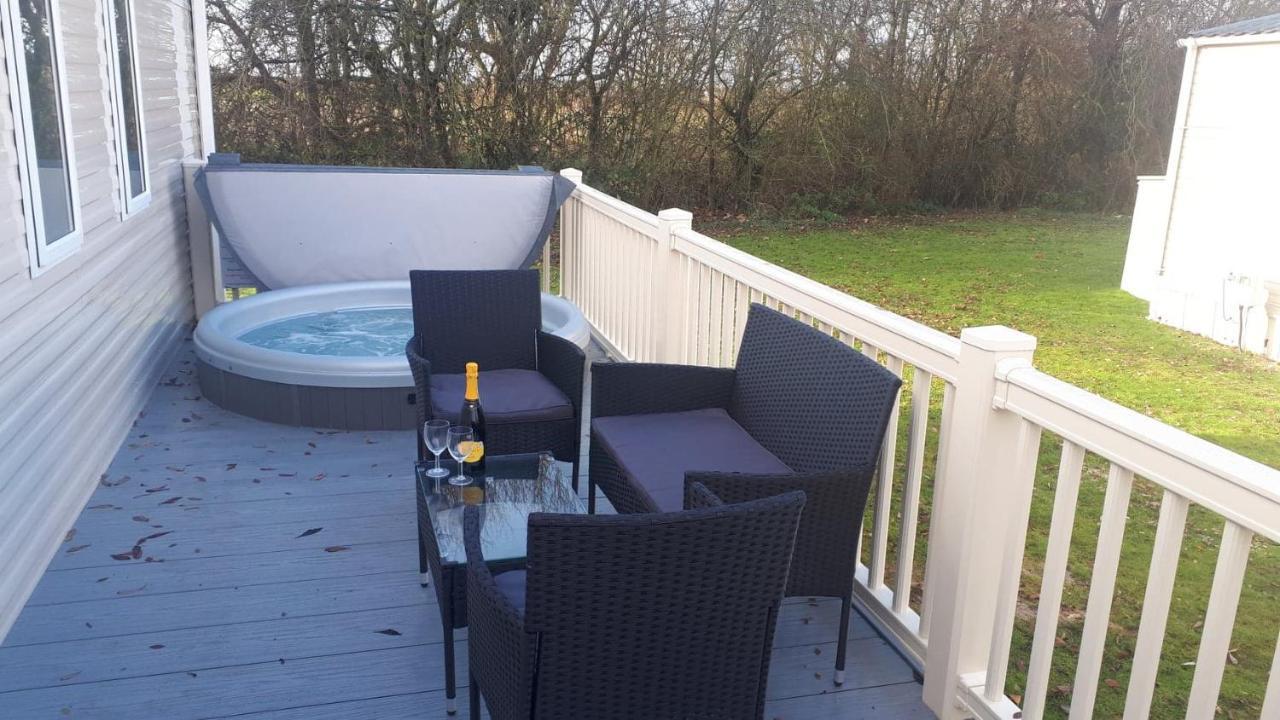 Ksr Hot Tub Holiday Home At Tattershall Lakes المظهر الخارجي الصورة
